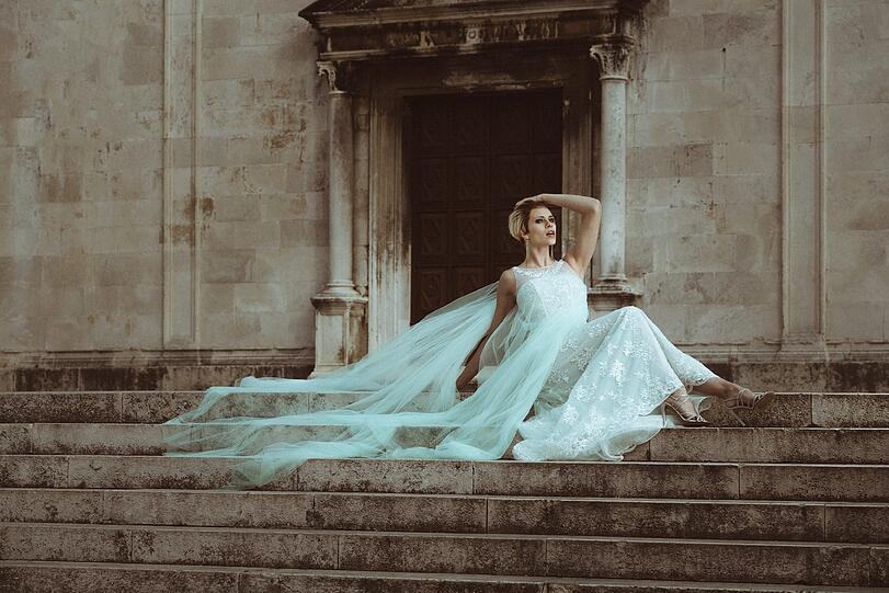 Viktoria in einem Kleid von "White Silhouette".