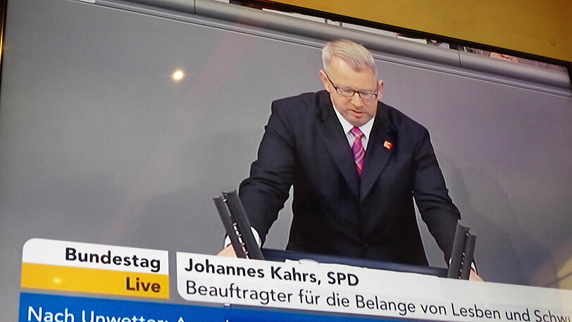 Schwule, Lesben, Heterosexuelle, Bisexuelle und Transgender trafen sich am Freitagmorgen, um die Abstimmung im Bundestag live zu verfolgen - die Bilder.