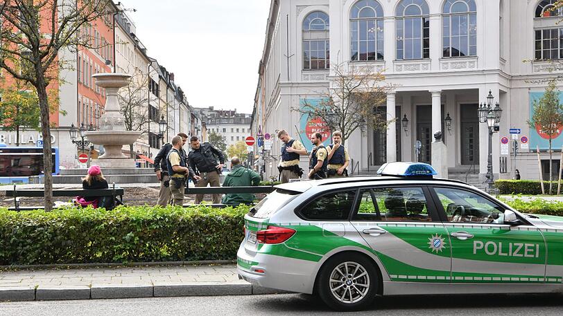 Mehrere Menschen sind in München von einem Unbekannten mit einem Messer angegriffen und verletzt worden.