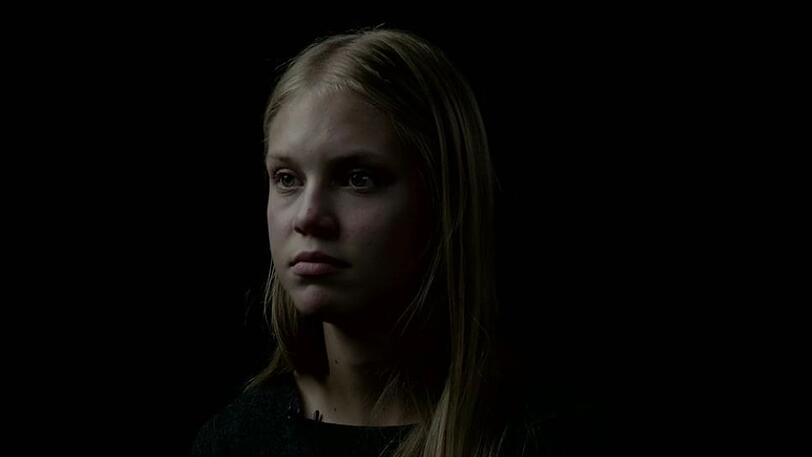 In der zehnten Klasse erkrankt Emily an einer Depression. Im Schüler-Doku-Drama &bdquo;Grau ist keine Farbe&ldquo; berichtet sie, wie sie die schwere psychische Erkrankung erlebte &ndash; und überwand.