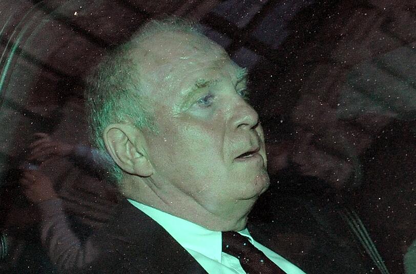 Der 13. März 2014 wird zu einem der schwersten Tage im Leben von Uli Hoeneß. Das Bild zeigt den Bayern-Präsidenten im Auto nach der Urteilsverkündung des Landgerichts München II. Das Gericht hatte Hoeneß wegen Steuerhinterziehung zu einer Freiheitsstrafe von dreieinhalb Jahren verurteilt.