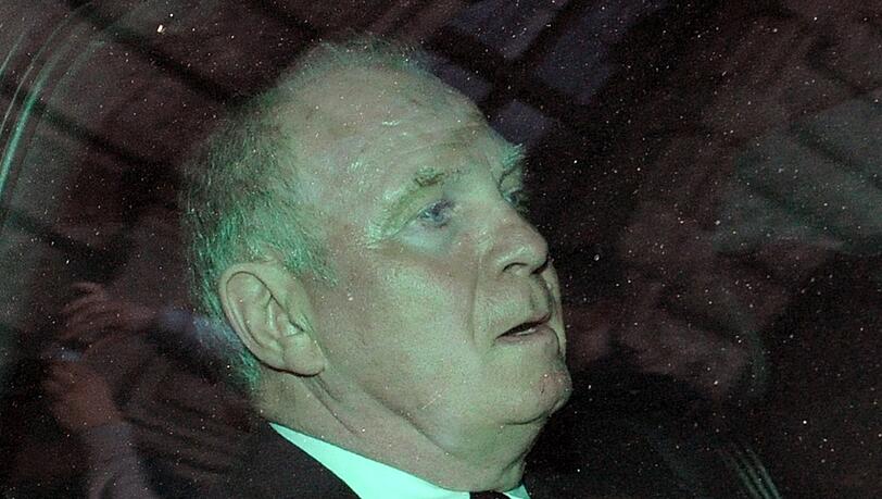 Der 13. März 2014 wird zu einem der schwersten Tage im Leben von Uli Hoeneß. Das Bild zeigt den Bayern-Präsidenten im Auto nach der Urteilsverkündung des Landgerichts München II. Das Gericht hatte Hoeneß wegen Steuerhinterziehung zu einer Freiheitsstrafe von dreieinhalb Jahren verurteilt.