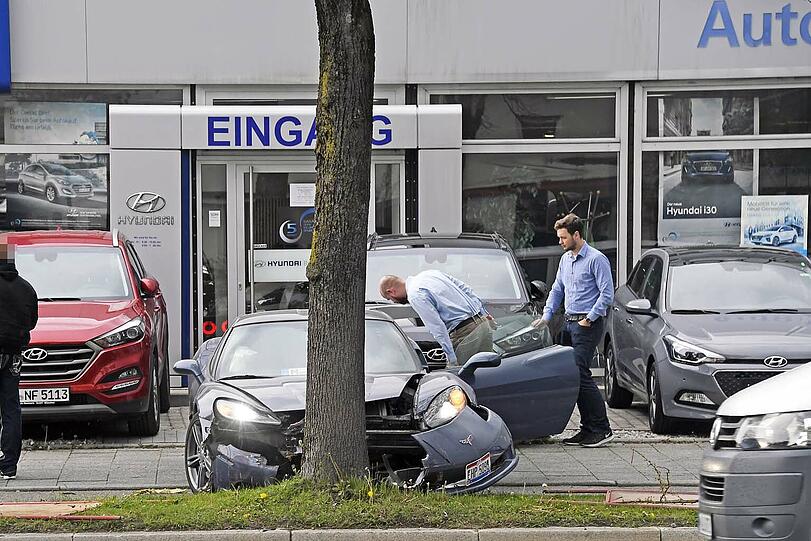 Die Corvette geriet außer Kontrolle und krachte gegen einen Baum.