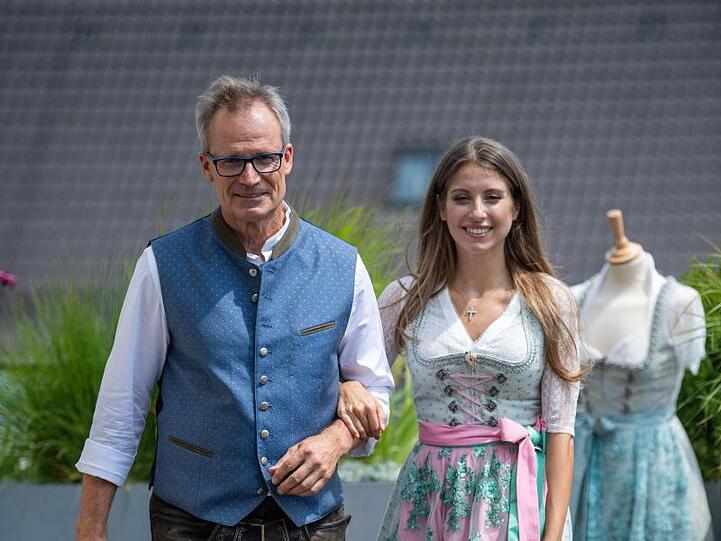 Arm in Arm mit dem Papa: Cathy Hummels und Freddy Fischer.