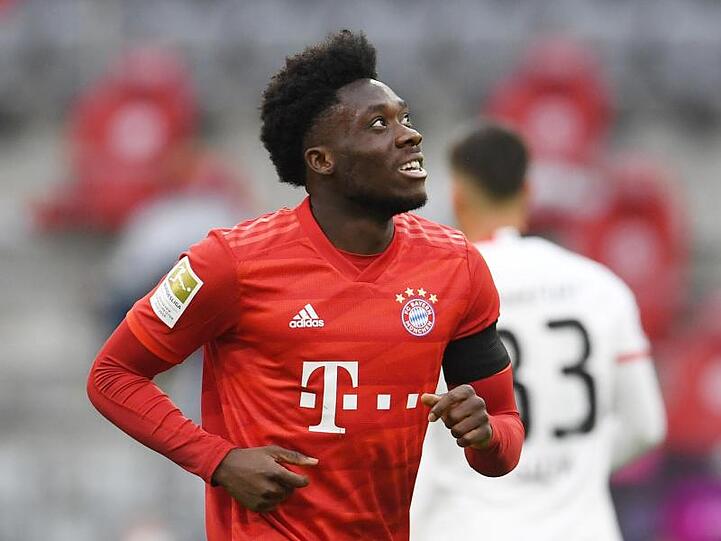 Alphonso Davies (r) von Bayern jubelt. Foto: Andreas Gebert/Reuters-Pool/dpa/Archivbild