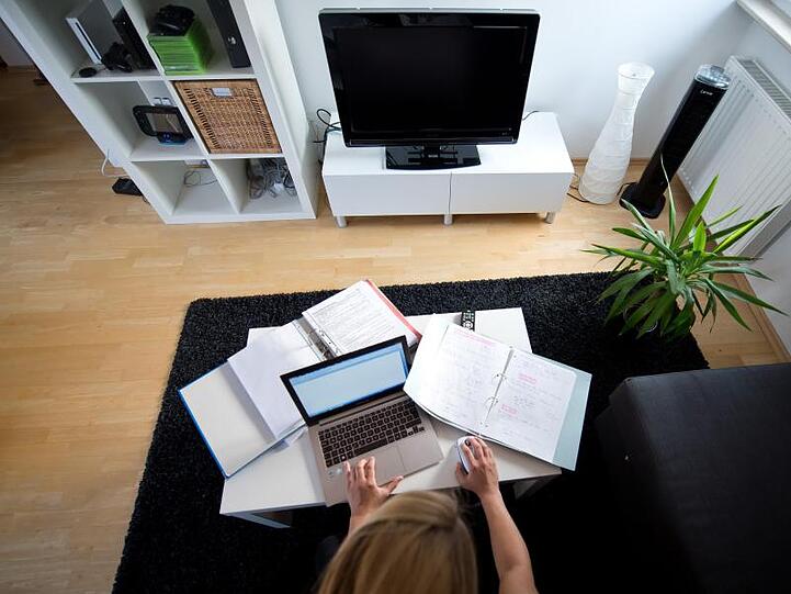 Das Arbeiten im Homeoffice kann für viele Beschäftigte Vorteile, aber auch Nachteile bringen.