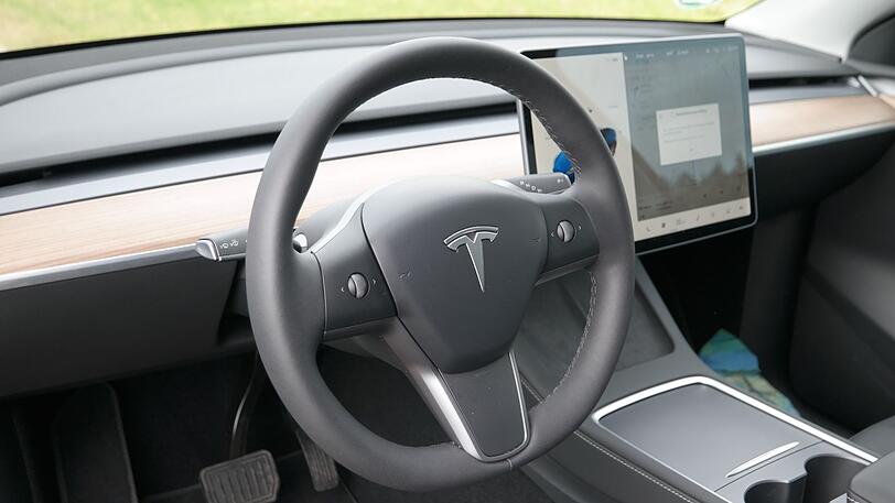 Puristisch: Der Innenraum des Model Y ist so aufgeräumt, dass man sich richtig über die zwei Dreh-Drück-Rädchen im Lenkrad freut.