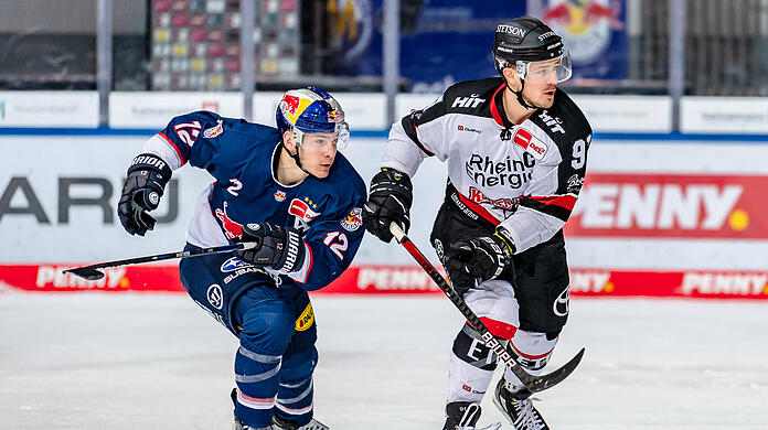 Zweikampf zwischen EHC-Profi Ben Smith und Moritz Müller von den Kölner Haien (rechts).