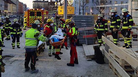 Der 23-Jährige ist drei Meter tief in eine Grube gestürzt und musste von der Feuerwehr gerettet werden.
