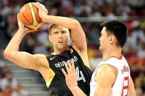 Zwei Superstars im Duell: Dirk Nowitzki (l.) und Yao Ming