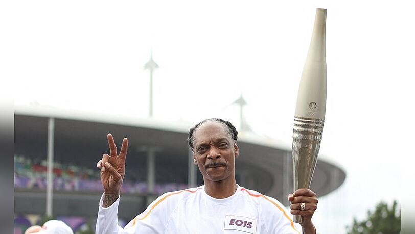 Snoop Dogg tr&auml;gt die olympische Fackel in Paris.