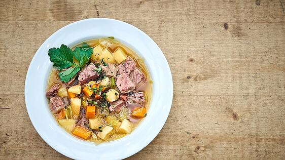 Wer einen fast vergessenen Klassiker einmal wieder probieren m&ouml;chte: Pichelsteiner Eintopf gibt's immer unter der Woche mittags mit Ochsenbrust in der Ochsenbraterei auf der Wiesn.