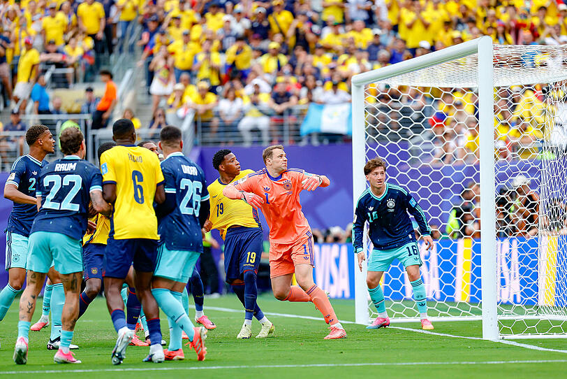 Manuel Neuer geht der zweite Ball von Ecuador ins Netz.