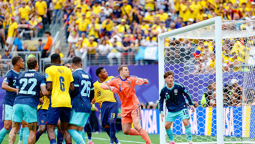 Manuel Neuer geht der zweite Ball von Ecuador ins Netz.