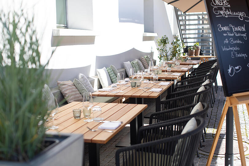 Im Sommer können sich die Gäste in den schönen Gastgarten setzen. Im Sommer können sich die Gäste in den schönen Gastgarten setzen.