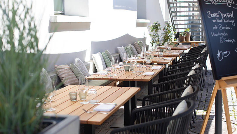 Im Sommer können sich die Gäste in den schönen Gastgarten setzen. Im Sommer können sich die Gäste in den schönen Gastgarten setzen.