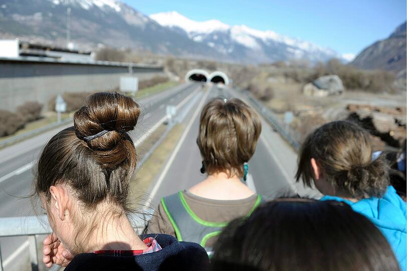 Der schwerste Gang der Angehörigen: Eltern, Verwandte und Freunde haben den Tunnel besucht, in dem 28 Menschen, darunter 22 Kinder in der Schweiz ums Leben gekommen sind. Ganz Belgien und die Schweiz versinkt in tiefer Trauer. Die Bilder