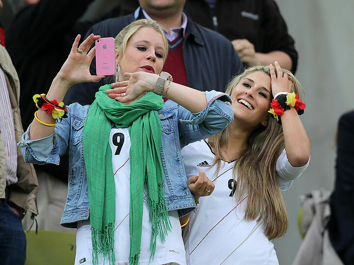 Sandra Schönig (rechts), ist die Freundin von Andre Schürrle. Links: Die Schwester des Flügelflitzers, Sabrina Schürrle.