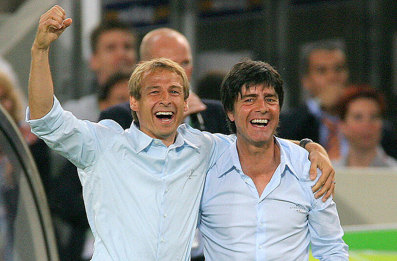 Jürgen Klinsmann (l.) und Joachim Löw nach dem Sieg gegen Portugal bei der WM 2006 in Deutschland. Am Mittwoch trifft der Bundestrainer Löw im Freundschaftsspiel gegen die USA auf seinen alten Freund.