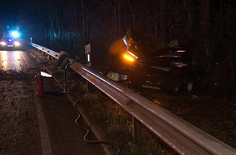 Bilder vom Unfallort in Trostberg: Der alkoholisierte Fahrer (23 J.) wurde schwer verletzt.