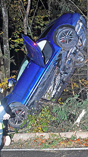 Der hochmotorisierte Audi landete fast senkrecht an einem Baum. Die beiden 18-Jährigen Insassen blieben unverletzt.