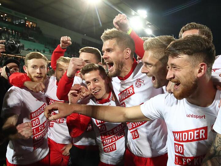 Kölns Simon Terodde (M) und seine Mannschaftskollegen feiern den Aufstieg in die Bundesliga. Foto: Daniel Karmann
