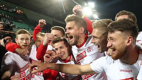 Kölns Simon Terodde (M) und seine Mannschaftskollegen feiern den Aufstieg in die Bundesliga. Foto: Daniel Karmann