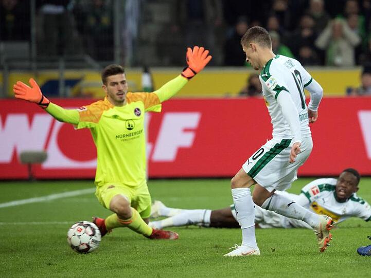 Gladbachs Thorgan Hazard erzielt das 1:0 an Nürnbergs Torwart Fabian Bredlow vorbei.