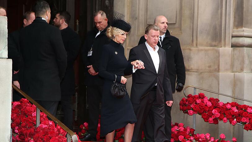 Marion Fedder verlässt nach der Trauerfeier von Jan Fedder die St. Michaelis Kirche in Hamburg. Marion Fedder verlässt nach der Trauerfeier von Jan Fedder die St. Michaelis Kirche in Hamburg.
