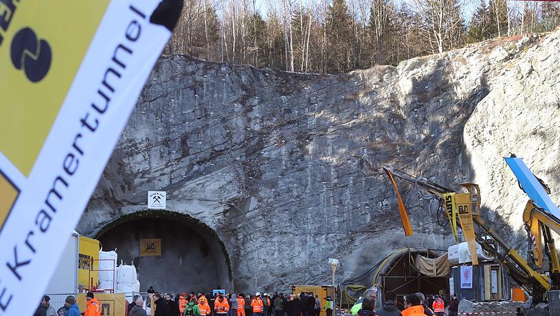 Arbeiter und Gäste stehen nach dem offiziellen Tunnelanschlag vor dem zukünftigen Nordportal des Kramertunnels.