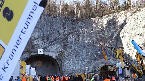 Arbeiter und Gäste stehen nach dem offiziellen Tunnelanschlag vor dem zukünftigen Nordportal des Kramertunnels.