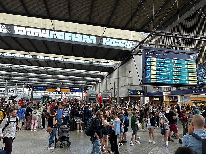 CSD-Trubel am Münchner Hauptbahnhof.