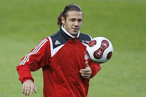 Martin Demichelis, der neue Abwehrchef, kam im Sommer 2003 zum FC Bayern, wird dank seiner starken Leistungen immer unverzichtbarer. Nun soll er bis 2010 verlängern.