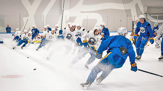 Knackig: Die Buffalo Sabres um JJ Peterka (kl. Bild) bei ihrem ersten Eistraining in der Trainingshalle des neuen SAP Garden.