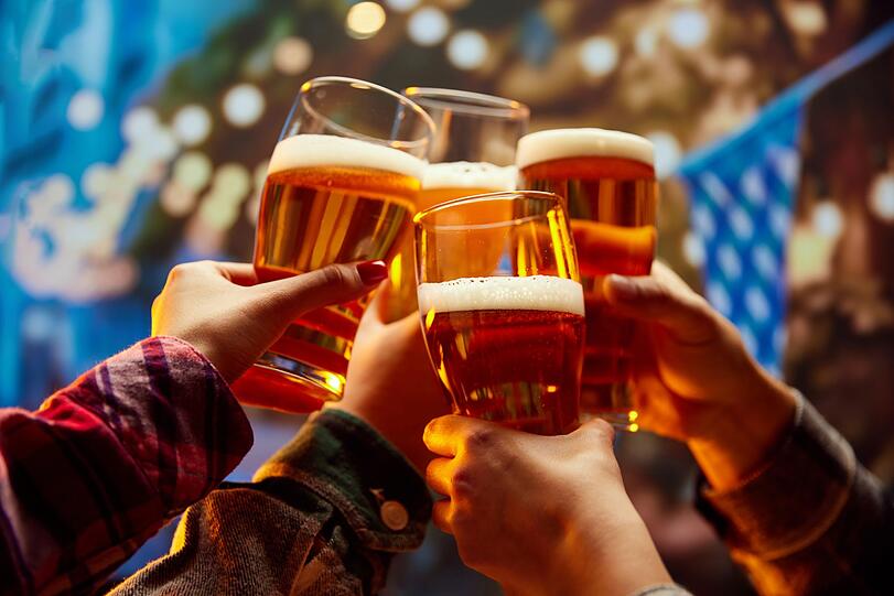 Lagerbier steht für unkomplizierten Biergenuss mit Tradition. Es umfasst zahlreiche untergärige Sorten wie Helles, Export oder Märzen, die durch eine gute Lagerfähigkeit und Ausgewogenheit überzeugen. Hell bis goldgelb, klar und angenehm mild im Geschmack, eignet sich Lagerbier perfekt für viele Anlässe. Die Bezeichnung Lagerbier ist also ein Oberbegriff, der weltweit verwendet wird. Lagerbier steht für unkomplizierten Biergenuss mit Tradition. Es umfasst zahlreiche untergärige Sorten wie Helles, Export oder Märzen, die durch eine gute Lagerfähigkeit und Ausgewogenheit überzeugen. Hell bis goldgelb, klar und angenehm mild im Geschmack, eignet sich Lagerbier perfekt für viele Anlässe. Die Bezeichnung Lagerbier ist also ein Oberbegriff, der weltweit verwendet wird.