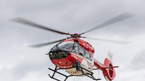 Der Schwerverletzte wurde per Rettungshubschrauber in eine Klinik gebracht. (Symbolbild)