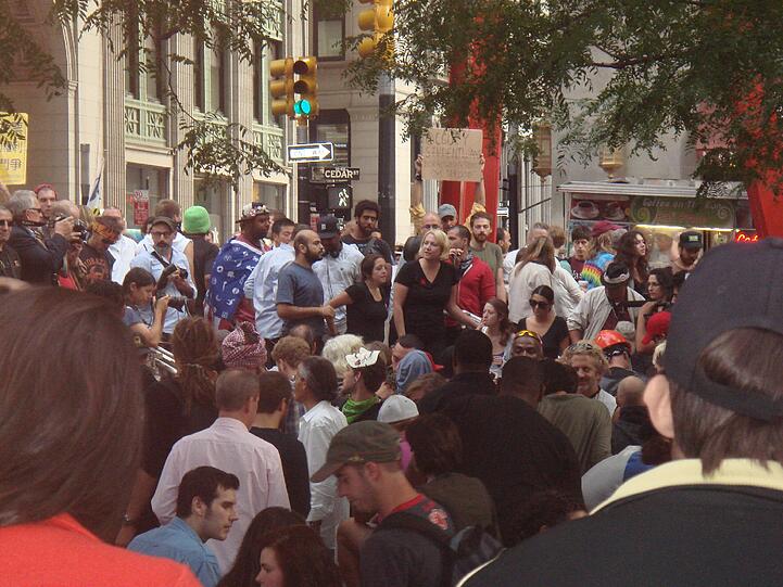 Trubel im Zuccotti Park in New York City. Die Aktivisten von Occupy Wall Street haben ihre Zeltstadt in "Liberty Plaza" umgetauft.
