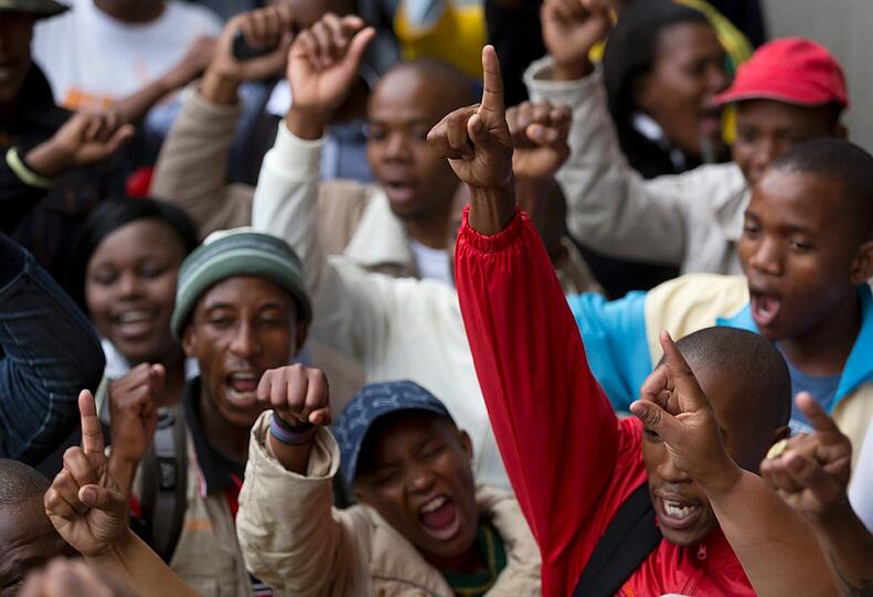 Südafrika verabschiedet sich von Nelson Mandela. Um 14 Uhr MEZ beginnt die gigantische Trauerfeier, die auf 90 Leinwände im Land übertragen wird. So langsam füllen sich die Plätze im Land. Hier die Bilder...