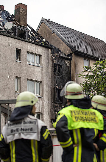 In Duisburg sind bei einem Wohnhaus-Brand zwei Menschen ums Leben gekommen.