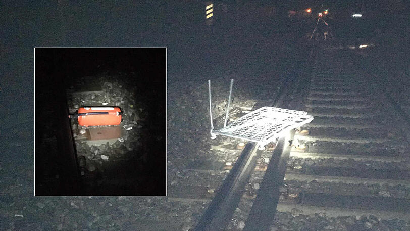 Der Feuerlöscher (kl. Bild) und der Einkaufswagen, mit denen Unbekannte Donnerstagnacht zwei Züge zu Schnellbremsungen gezwungen haben.