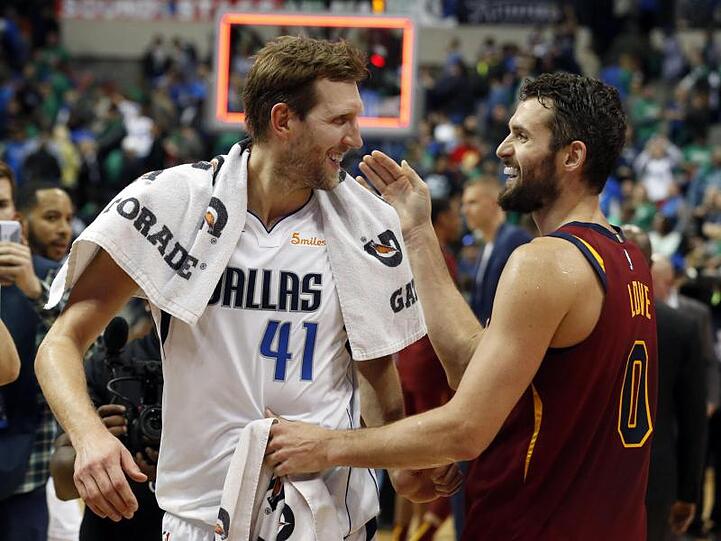 Dirk Nowitzki (l) und die Dallas Mavericks besiegten in der NBA die Cleveland Cavaliers.