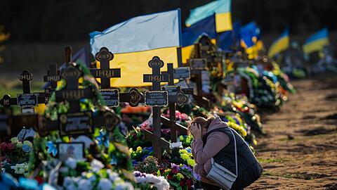 Die 50-Jährige Tamara trauert auf einem Friedhof in Mykolajiw um ihren einzigen Sohn, der bei einem russischen Bombenangriff getötet wurde.