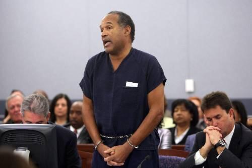 In blauer Gefängniskluft und mit Handschellen bittet O. J. Simpson (61) im Gerichtssaal um Vergebung.