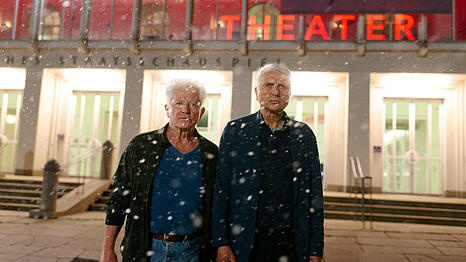 Kriminalhauptkommissar Ivo Batic (Miroslav Nemec) und Kriminalhauptkommissar Leitmayr (Udo Wachtveitl) vor dem winterlichen Residenztheater.