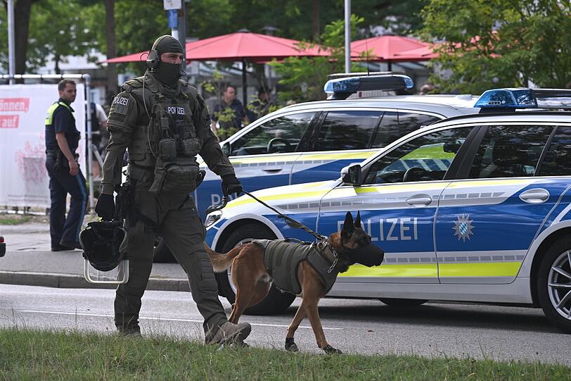 Die Polizei suchte nach der Festnahme das Gebäude ab. Die Polizei suchte nach der Festnahme das Gebäude ab.