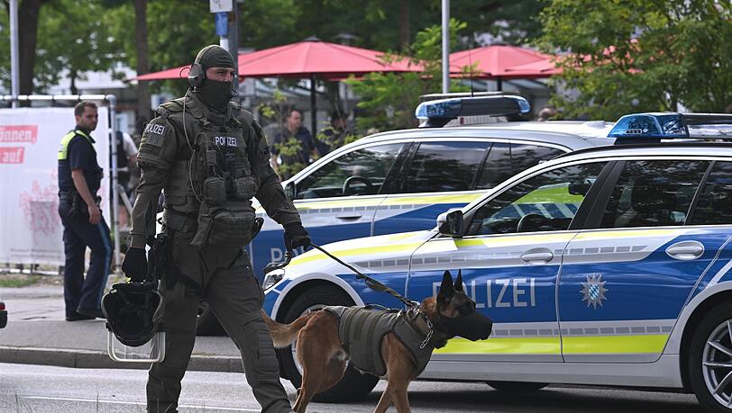 Die Polizei suchte nach der Festnahme das Gebäude ab. Die Polizei suchte nach der Festnahme das Gebäude ab.