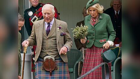 K&ouml;nig Charles und K&ouml;nigin Camilla bei den Highland Games.