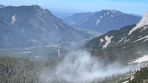 Eine Staubwolke steigt auf nach einem weiteren Felssturz an der Zugspitze.