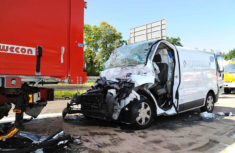 Blumenau: Lebensgefährlich wird am Morgen der Fahrer eines Transporters verletzt. Er ist auf einen Lkw aufgefahren. Im Brust- und Beinbereich ist
er eingeklemmt. Vor seiner Rettung muss die Feuerwehr zuerst den Lastwagen anheben. Erst dann kann sie ihn mit Hilfe von hydraulischem Rettungsgerät befreiten.
