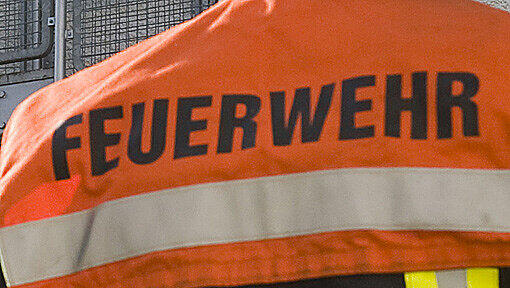Die Feuerwehr kam zu spät: eine Solarstrom-Anlage, ein Auto und zahlreiche landwirtschaftliche Maschinen in der Scheune wurden vom Feuer komplett zerstört. Die Feuerwehr kam zu spät: eine Solarstrom-Anlage, ein Auto und zahlreiche landwirtschaftliche Maschinen in der Scheune wurden vom Feuer komplett zerstört.
